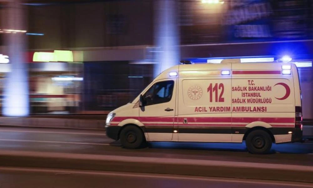 Φορτηγό στην Τουρκία έπεσε πάνω σε λεωφορείο και το αναποδογύρισε! (Βίντεο)